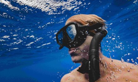 plongeur sous l'eau en apnée