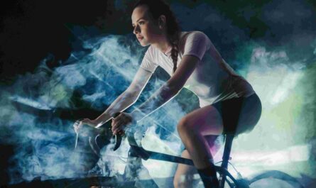 femme sur un vélo avec un nuage de fumée