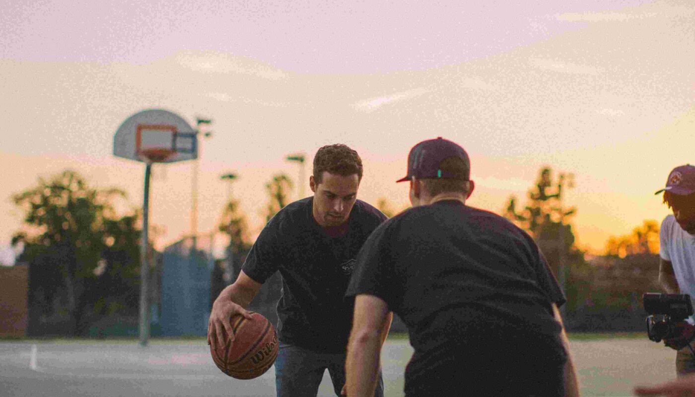 2 hommes en face à face lors d'une partie de basketball